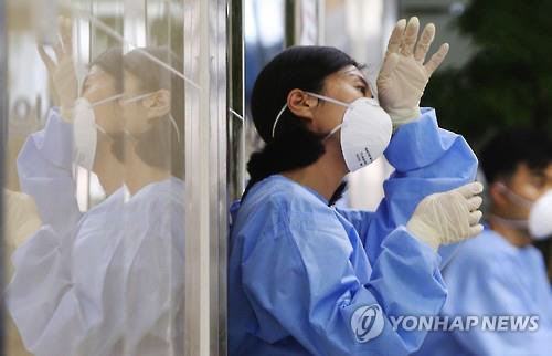 한국보도사진상 general news 우수상 '더위 참으며 사투'(서울=연합뉴스) 제52회 한국보도사진전 general news 우수상으로 선정된 연합뉴스 이재림 기자의 중동호흡기증후군(메르스) 방역 관련 의료진의 모습을 촬영한 '더위 참으며 사투'. 2016.2.21 [연합뉴스 자료사진]